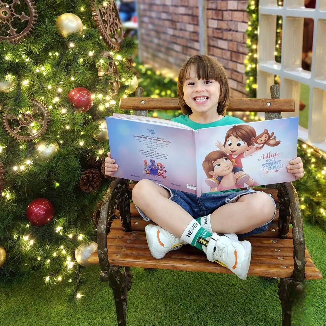 Pessoa segurando com orgulho o seu livro personalizado